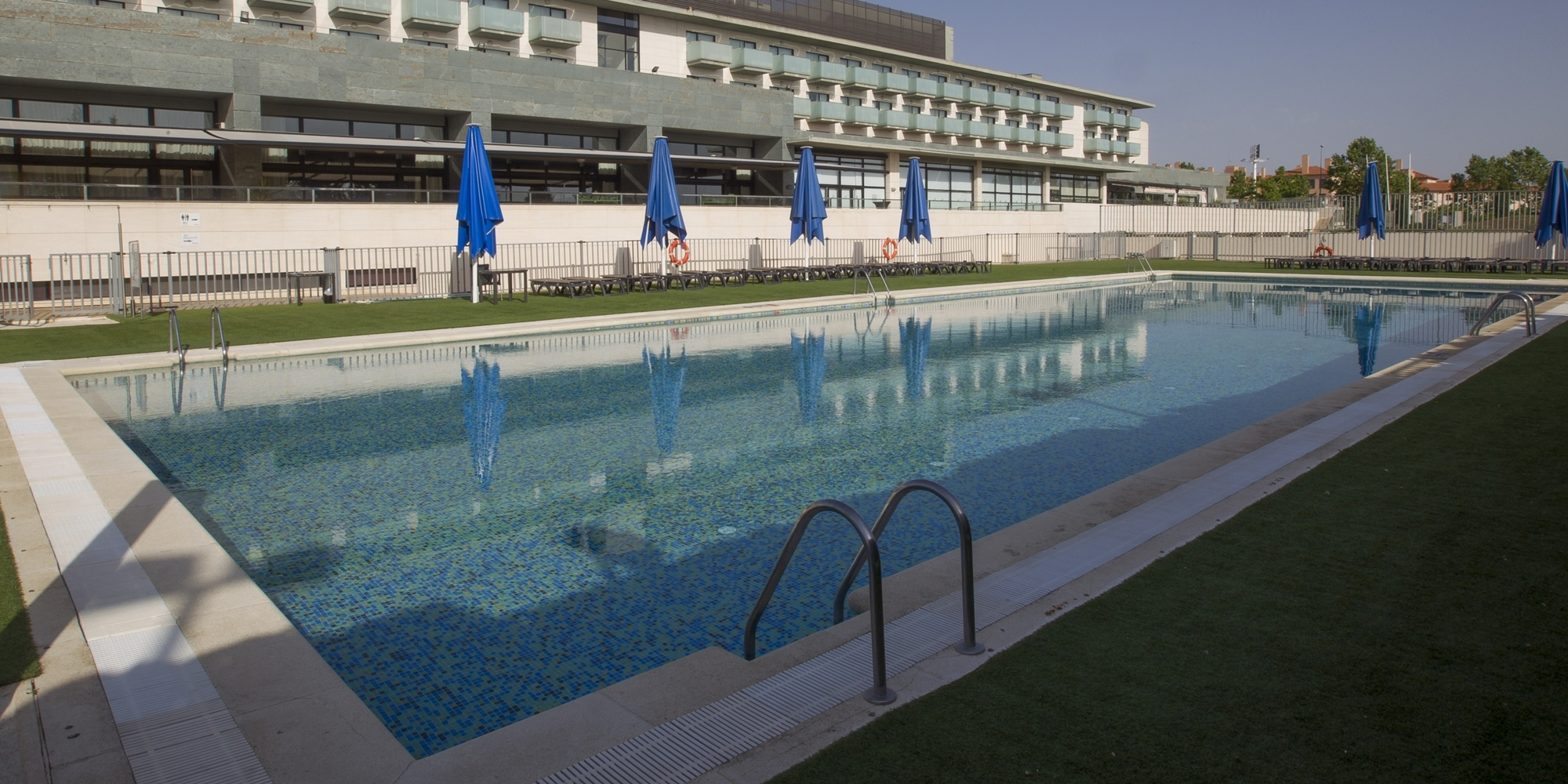 Piscina exterior · sol y aire libre