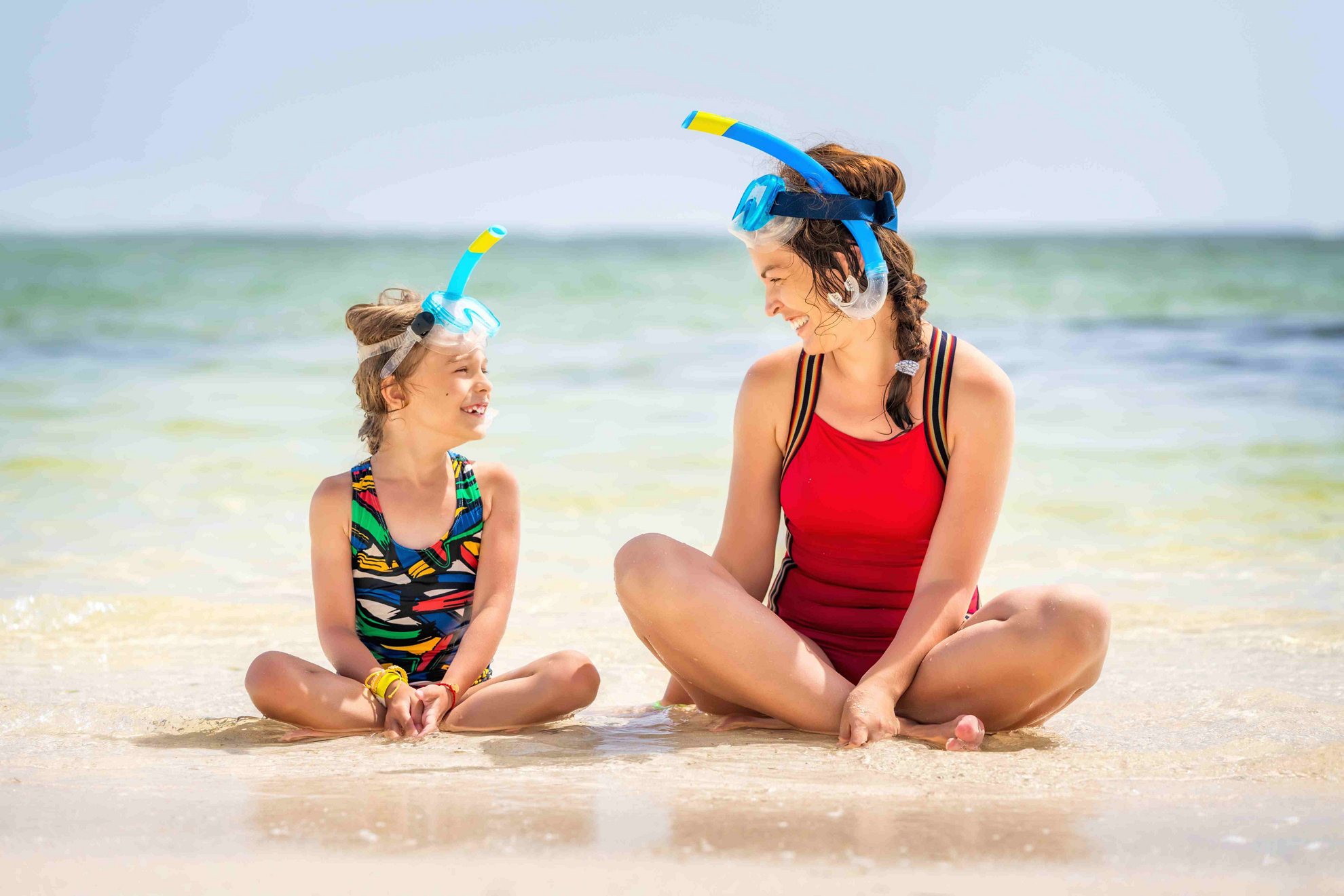 Dominikanische Republik mit Kindern: Mutter und Tochter am Strand mit Schnorchel