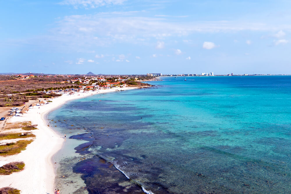 Der Strand von Boca Catalina auf Aruba aus der Vogelperspektive.