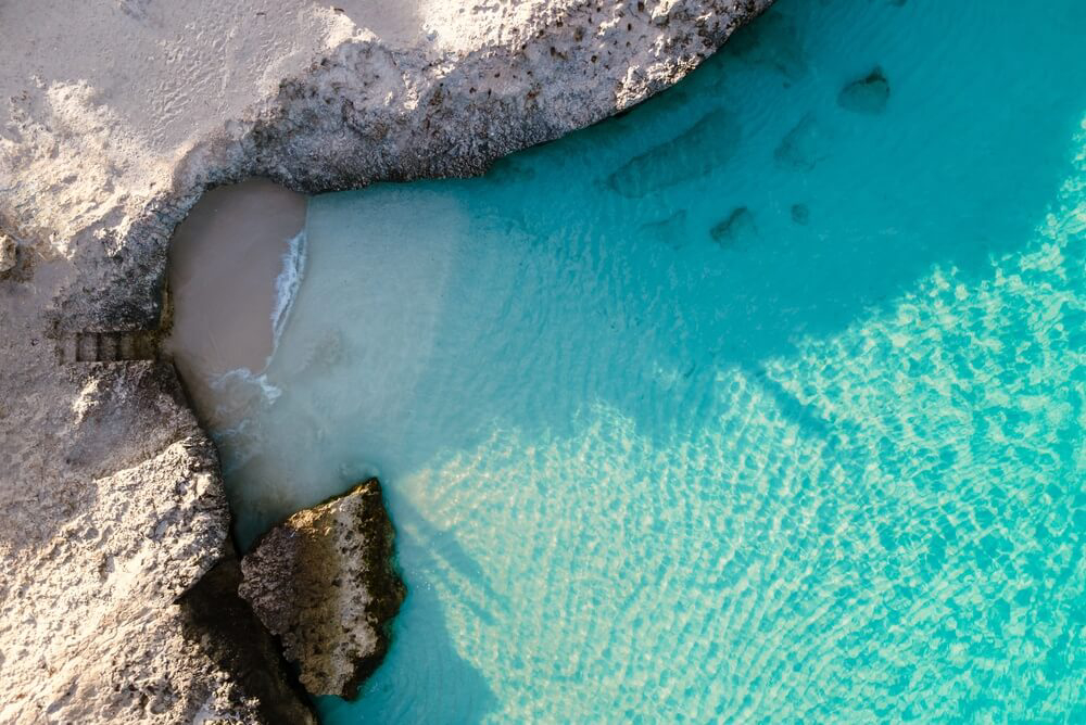 Der kleine, von Felsklippen umgebene Strand Tres Trapi auf Aruba