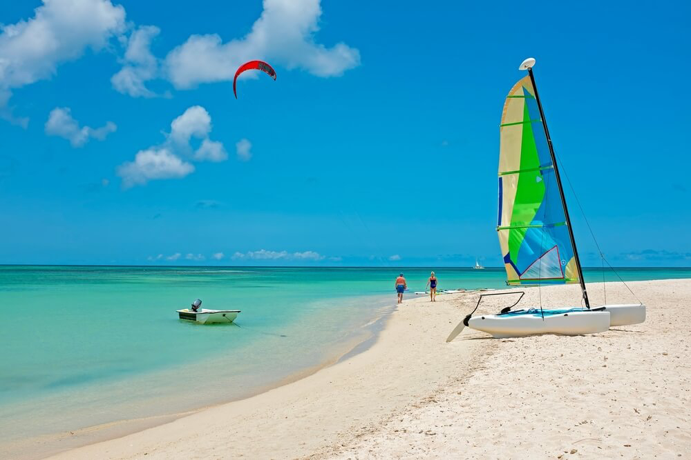 Kite-Surfer und Katamaran, beliebte Aktivitäten im Aruba-Urlaub
