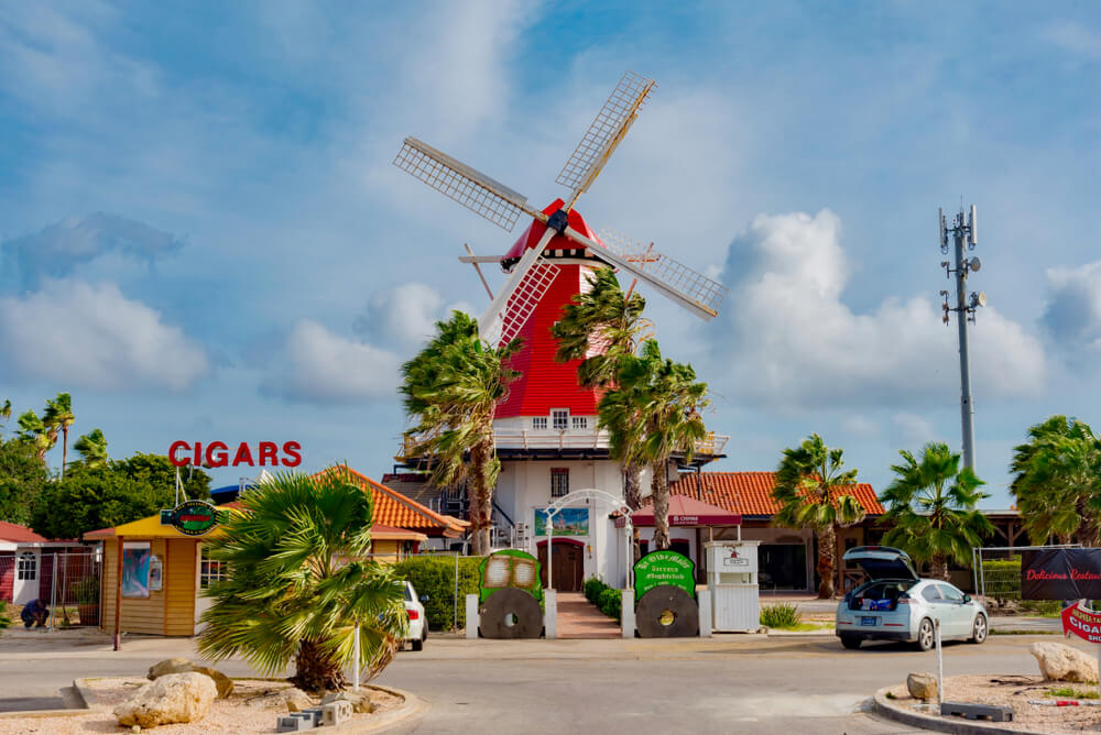 Rot bemalte holländische Windmühle auf Aruba
