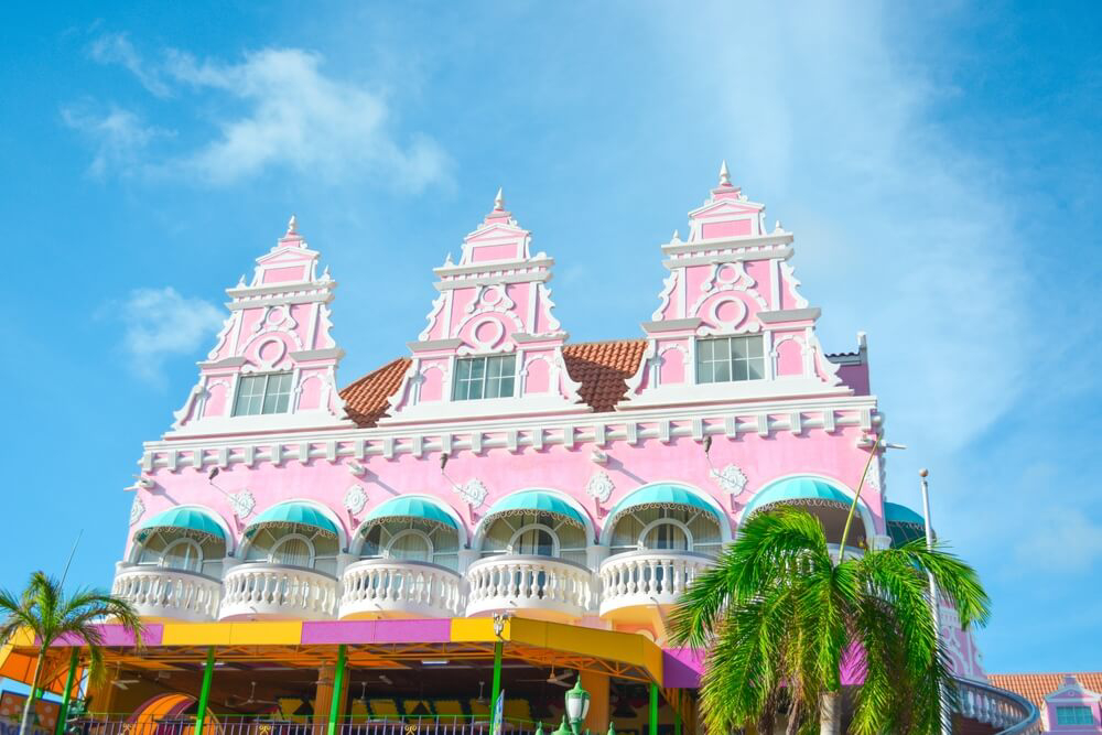Farbenfrohe Gebäude in Oranjestad, eine der wichtigsten Sehenswürdigkeiten im Aruba-Urlaub
