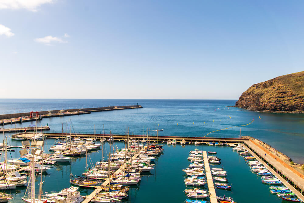 Ausflug von Teneriffa nach la Gomera: am Hafen von San Sebastián de La Gomera kommt man an.