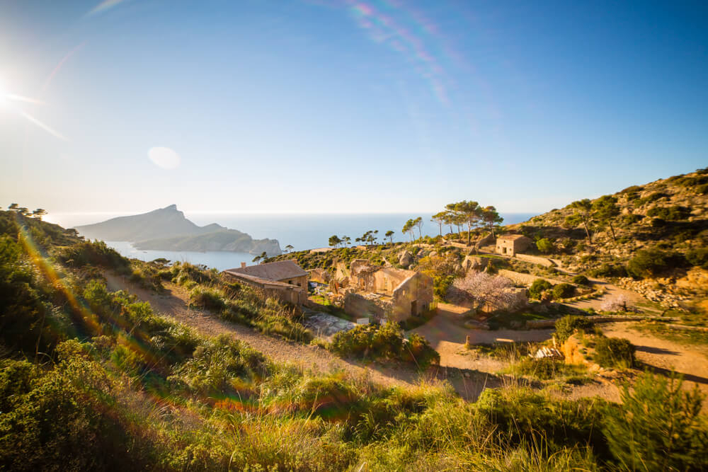 Das Eiland Sa Dragonera vor Mallorca aus der Ferne gesehen.