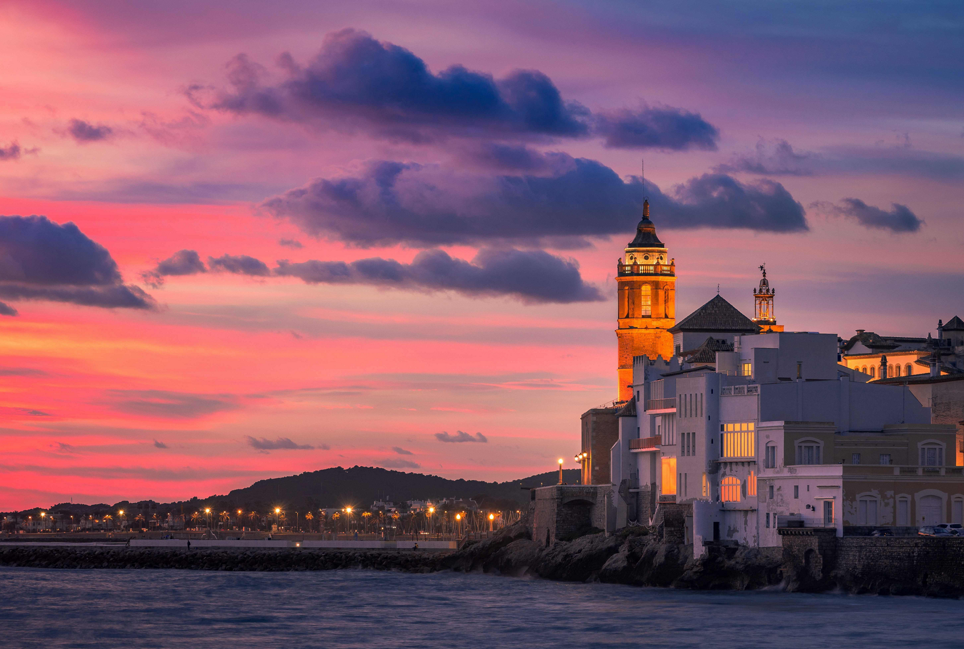 Die Küste der Stadt Sitges im Umland von Barcelona in der Dämmerung.