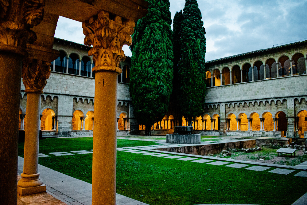 Kreuzgang des Klosters Sant Cugat del Vallès in der Umgebung von Barcelona.