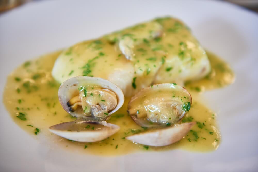 Baskische Gerichte: Kokotchas (Kiemenbacken) in grüner Sauce.