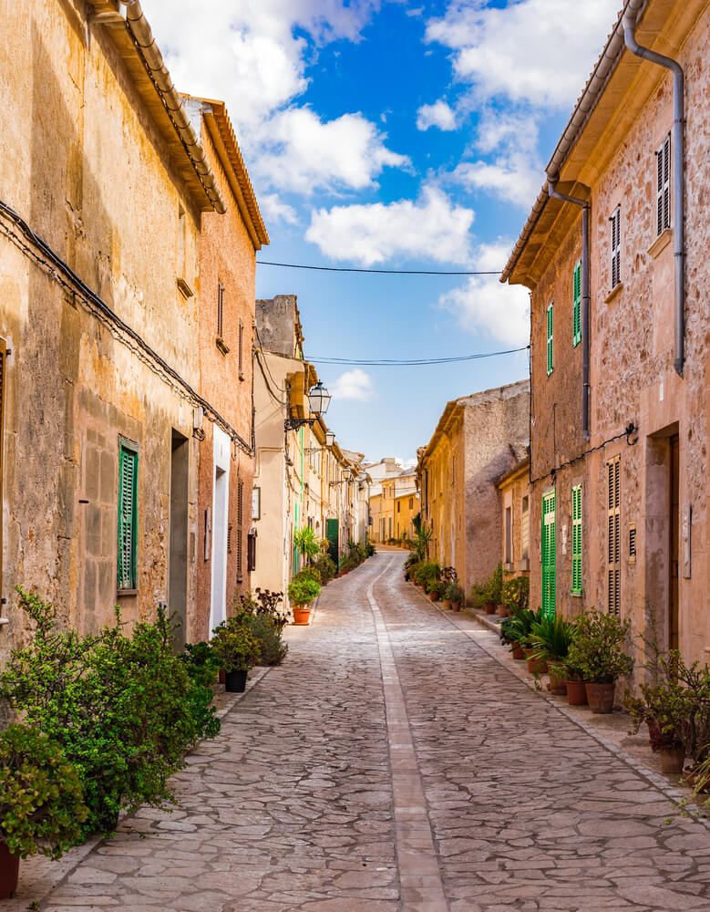 A winding, plant-lined cobbled lane in Sineu