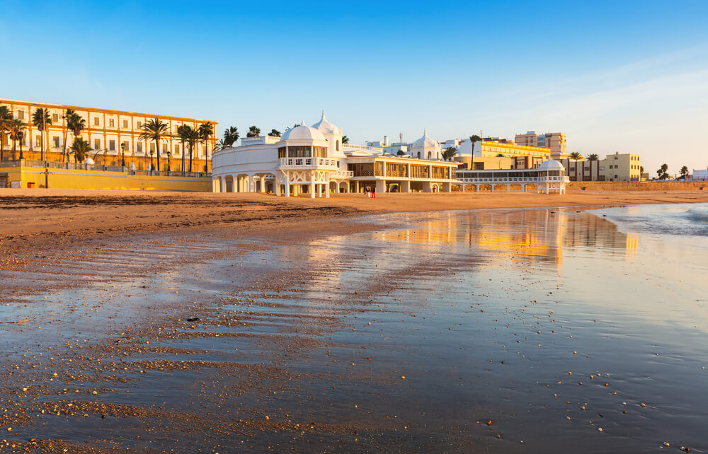 Stay in Cadiz and enjoy both its beaches and its history