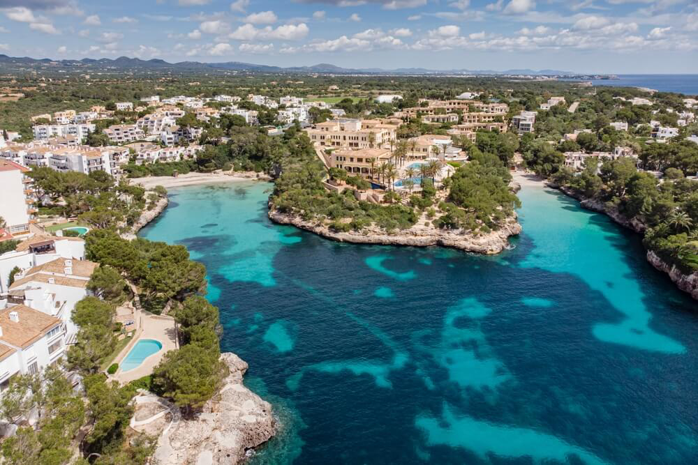 Cala d’Or: A turquoise ocean and green built-up coastline