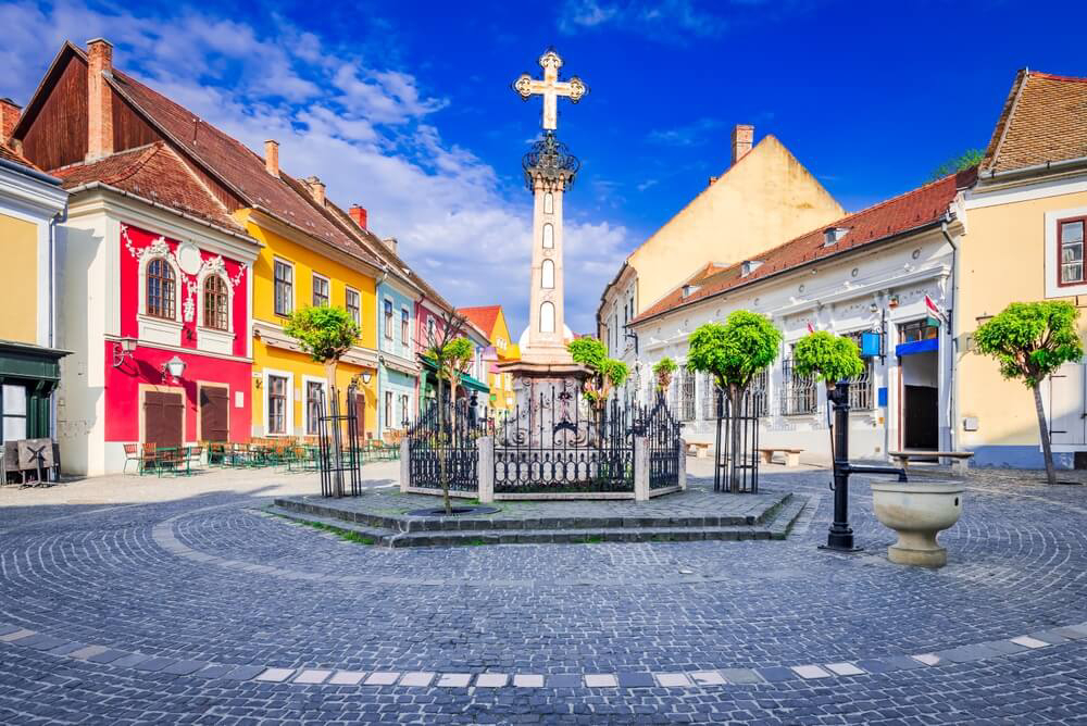 Budapest Ausflüge: das schöne Dorf Szentendre an der Donau.
