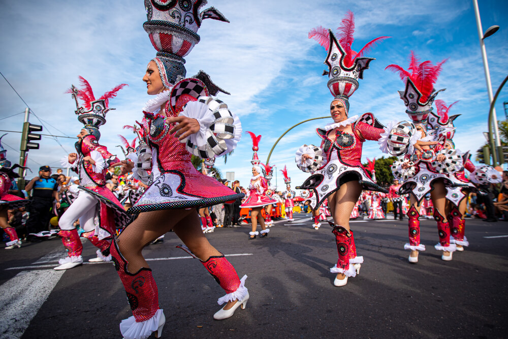 La Gomera: People dressed up in colourful carnival costumes