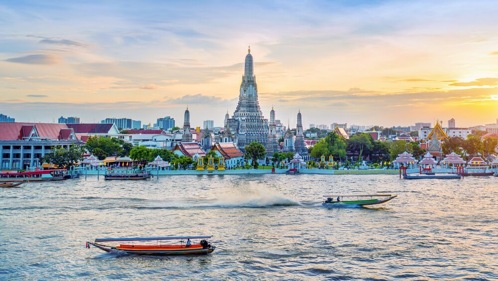        Schönes Wetter in Bangkok, Thailand, am Fluss Chao Phraya