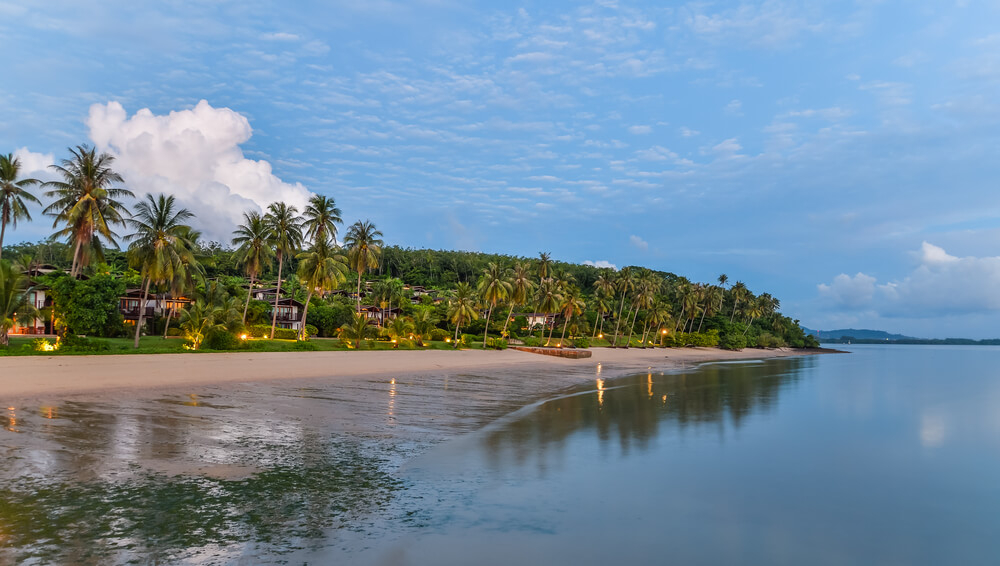       Die beste Reisezeit für Thailand: Strand von Coconut Island, Phuket, in der Trockenzeit