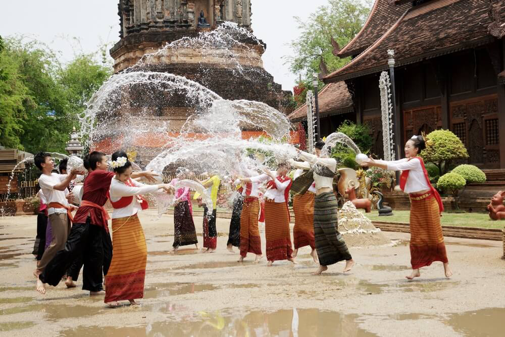 Die beste Reisezeit für Thailand: Menschen bewerfen sich mit Wasser beim Songkran-Fest im April