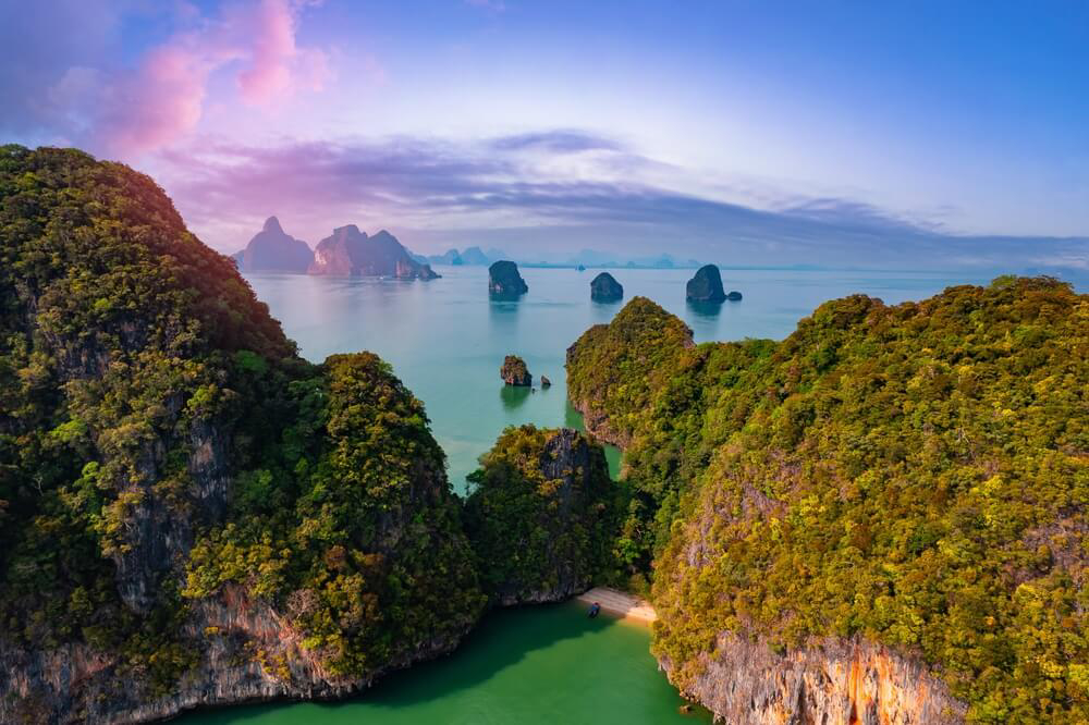 Bucht von Phang Nga bei bestem Wetter in der Dämmerung
