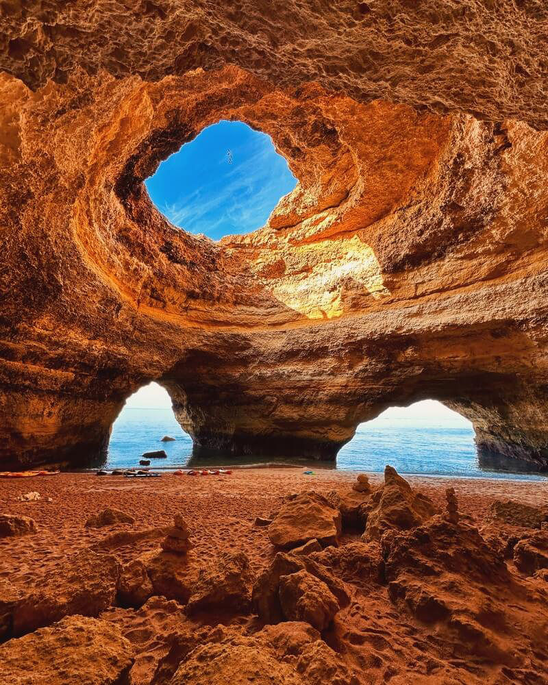 Blick durch die Öffnungen der Höhle von Benagil an der Algarve aufs Meer.