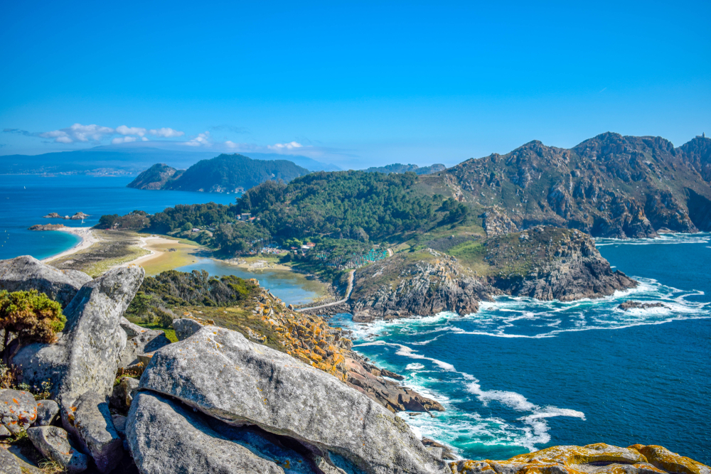 Die besten Reiseziele 2026: Cíes-Inseln bei Vigo, Galicien, aus der Luft gesehen.