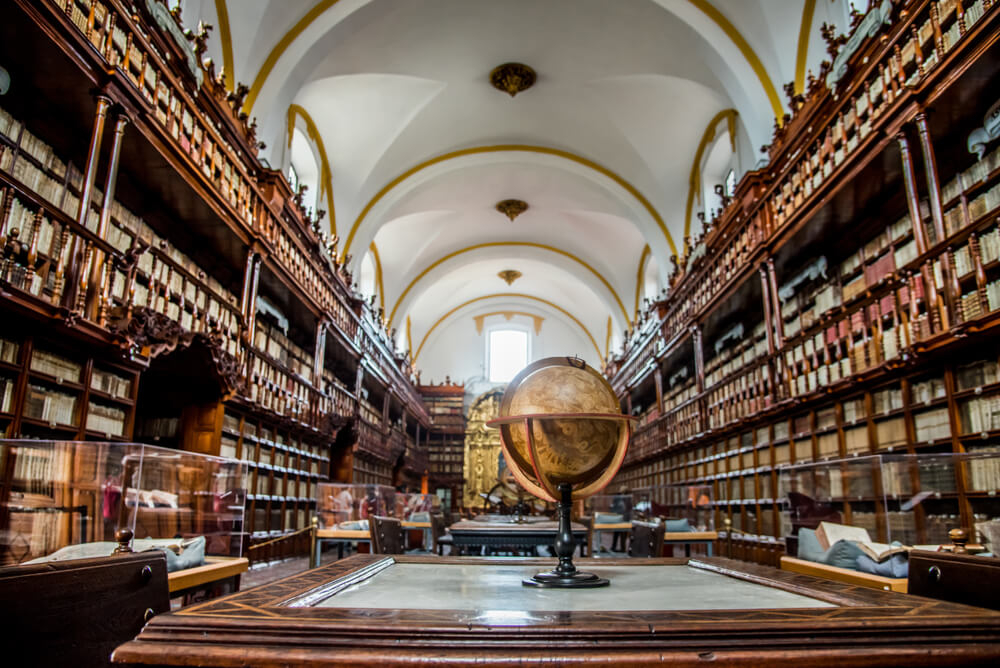 Bücherregale und Globus in der Biblioteca Palafoxiana, der ältesten Bibliothek Mexikos und Amerikas.