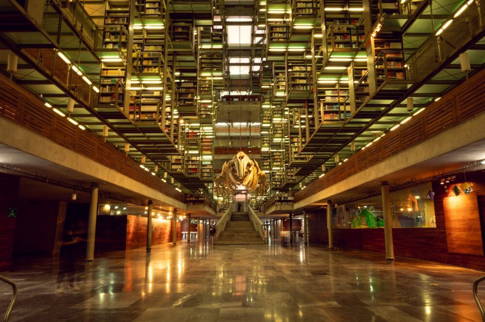 Moderne Innenarchitektur in der Vasconcelos-Bibliothek in Mexiko-Stadt.