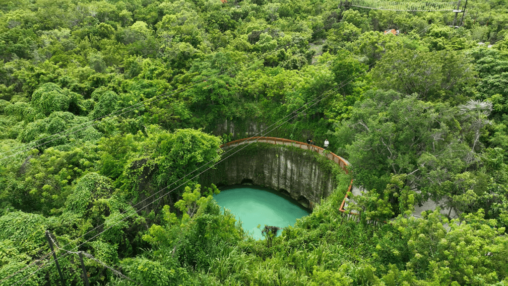 Türkisblauer See im Bávaro Adventure Park in Punta Cana aus der Luft gesehen