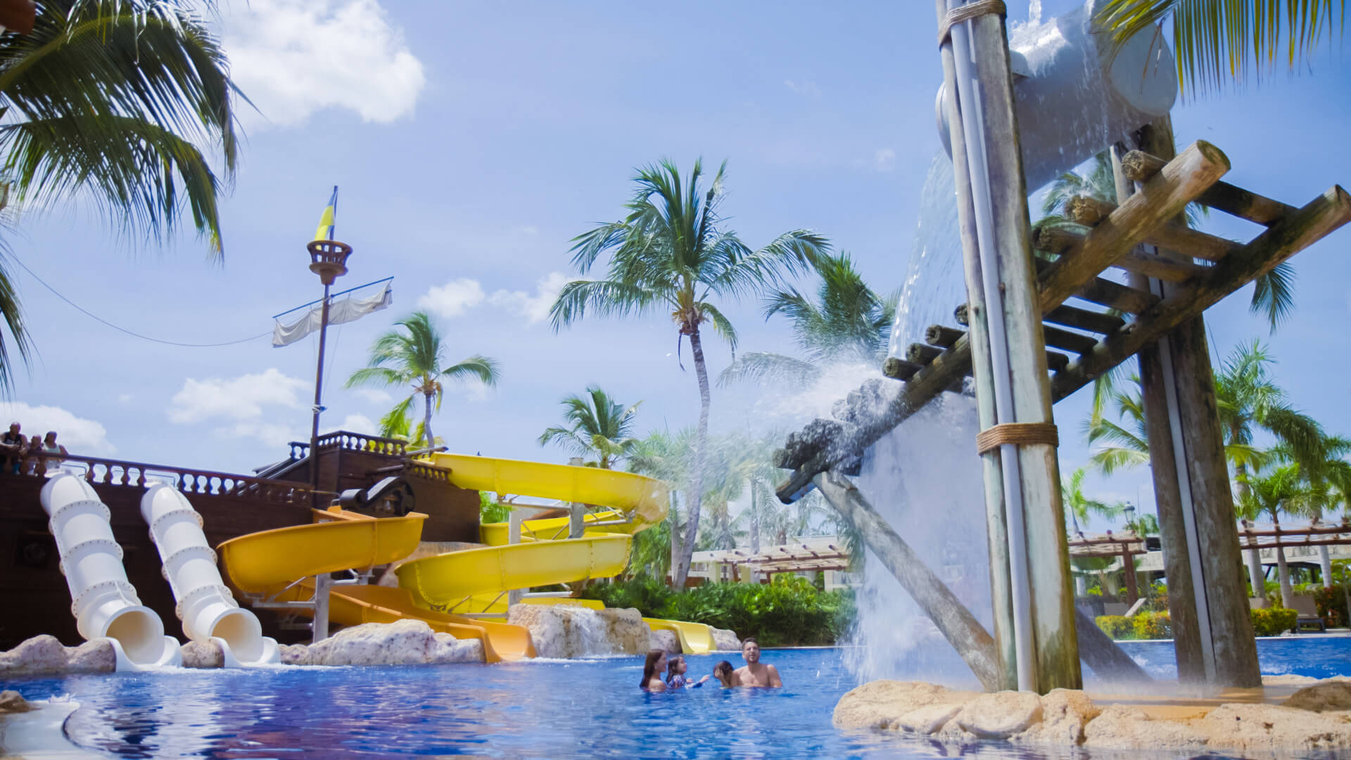 Piratenschiff mit Wasserrutschen in einem der Wasserparks des Barceló Bávaro Palace in Punta Cana