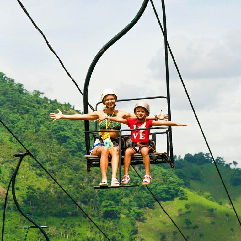     Dominikanische Republik mit Kindern: Mutter und Kind in einer Seilbahn im La Hacienda Park