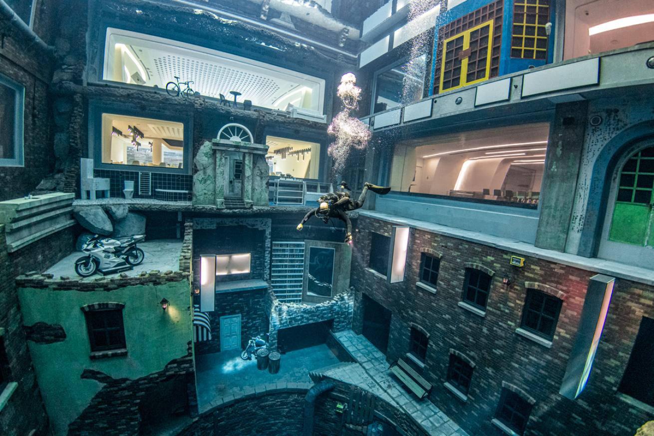 Dubai Aktivitäten: Taucher in der künstlichen versunkenen Stadt von Deep Dive Dubai.