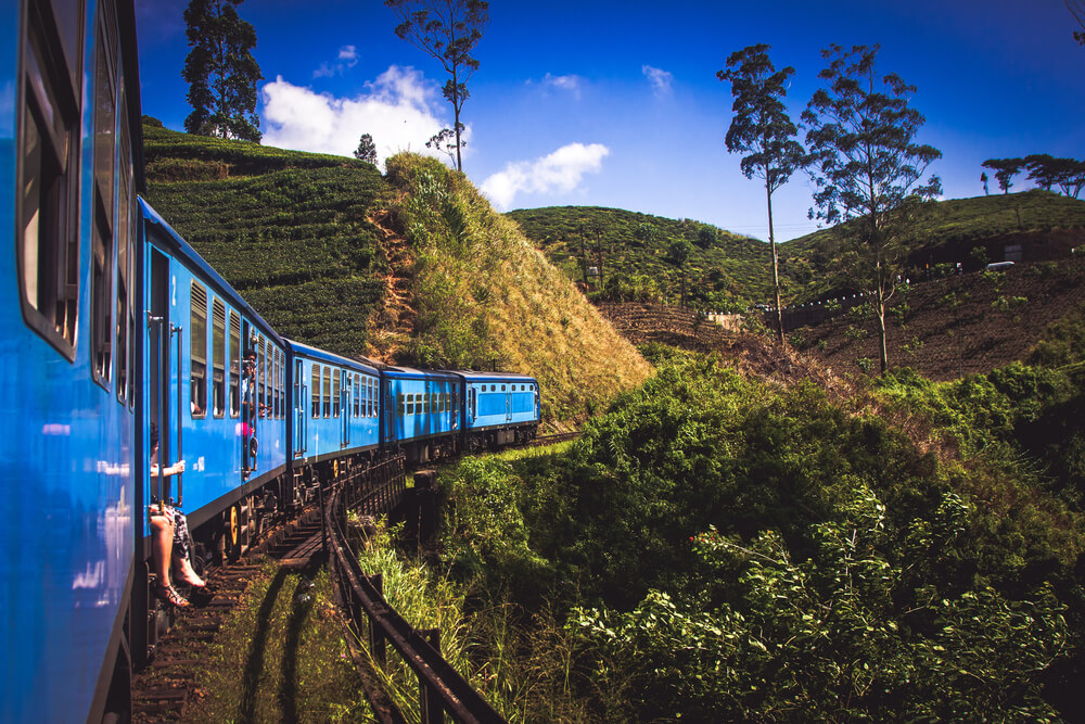 Der blaue Zug von Kandy nach Ella in Sri Lanka.