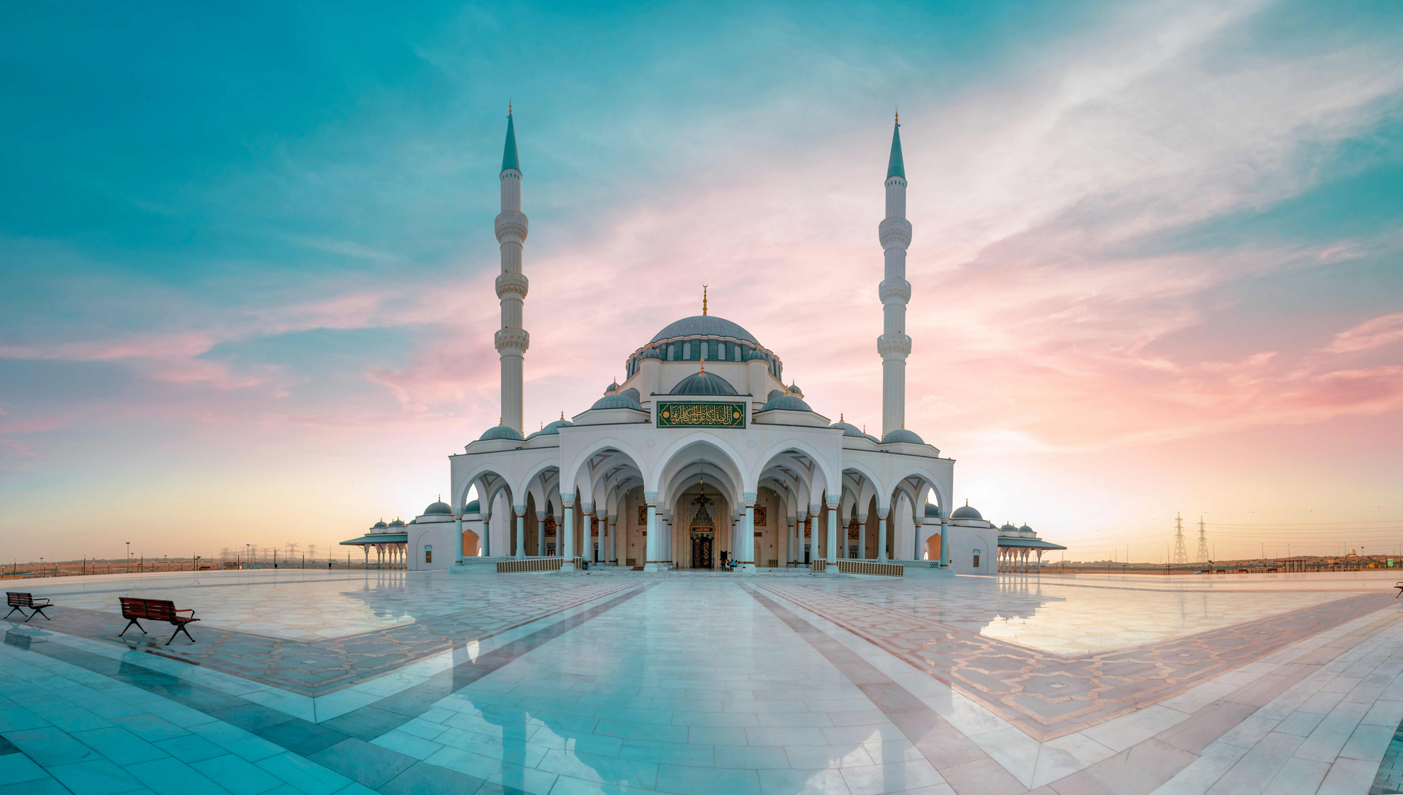 Exotische Reiseziele: Moschee im Emirat Sharjah in der Dämmerung.