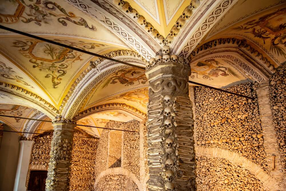 Capela dos Ossos (Knochenkapelle) in der Igreja do Carmo in Faro, Portugal.