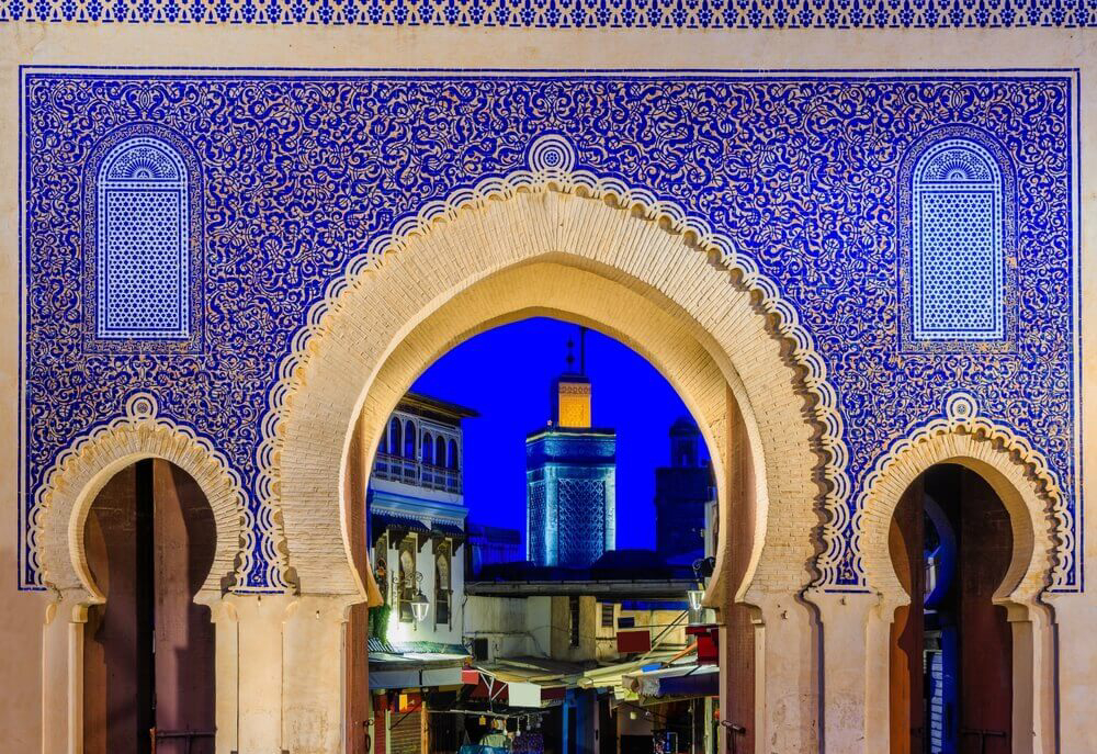 Fes Sehenswürdigkeiten: das Stadttor Bab Bou Jeloud bei Nacht.