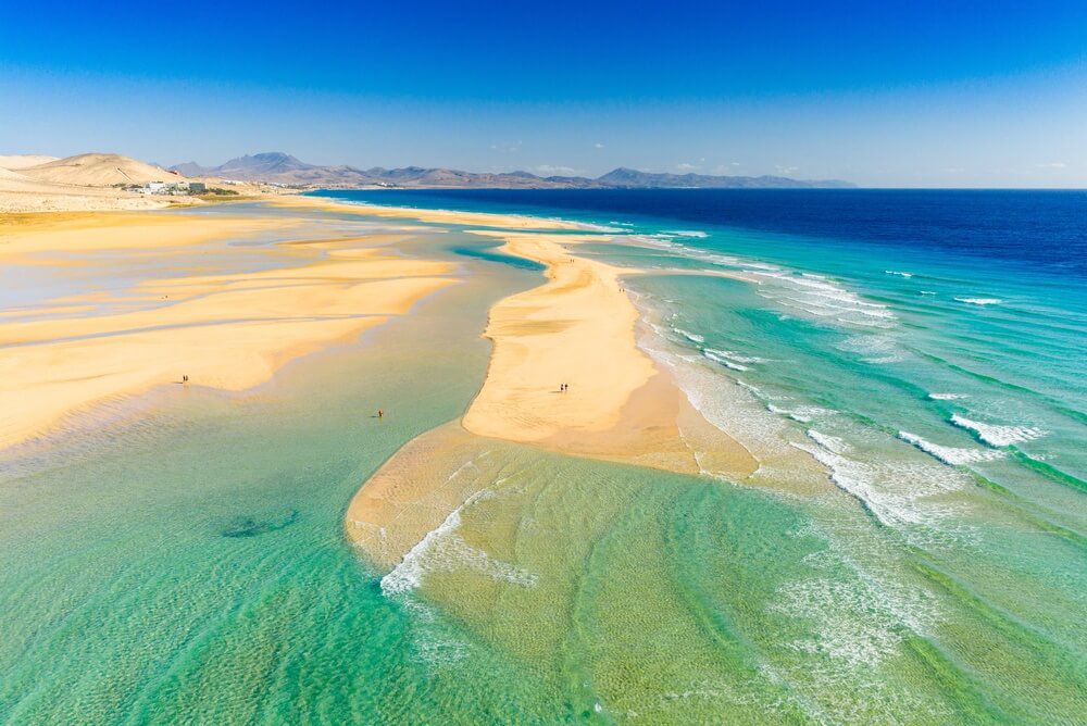 Fuerteventura for couples: a vast golden beach with turquoise tidal lagoons