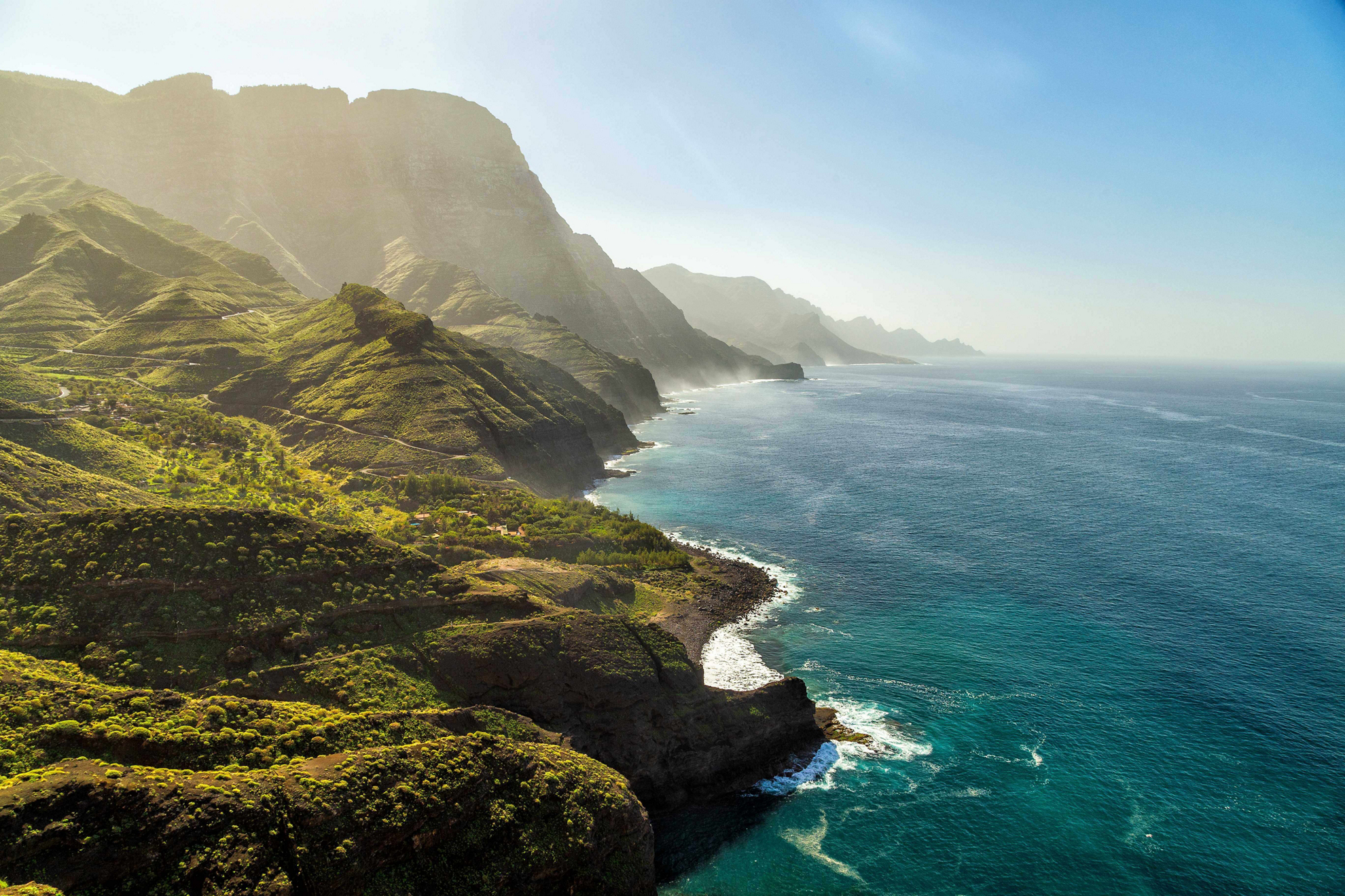 Grüne Steilküste auf der Kanareninsel Gran Canaria.