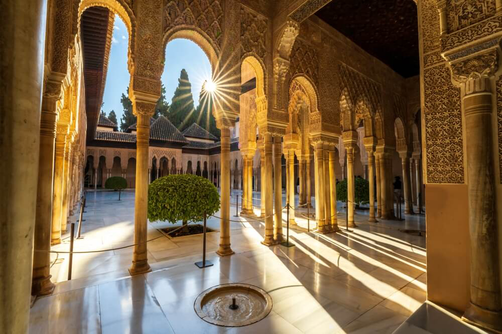 Granada Sehenswürdigkeiten: einer der Nasridenpaläste in der Alhambra.