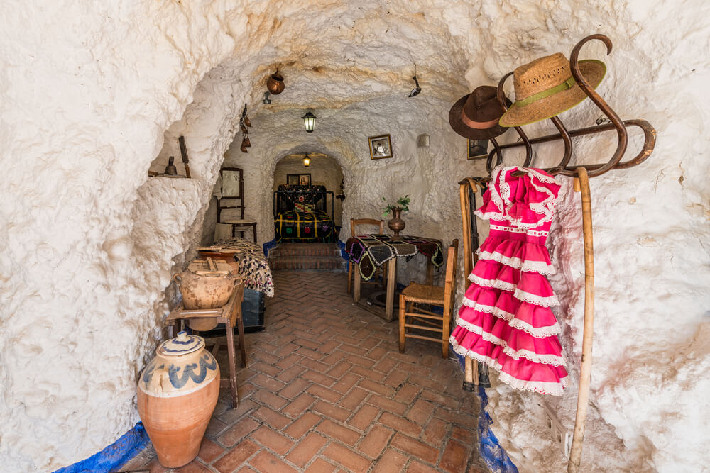 Granada Sehenswürdigkeiten: restaurierte Höhlenwohnung im Stadtviertel Sacromonte.
