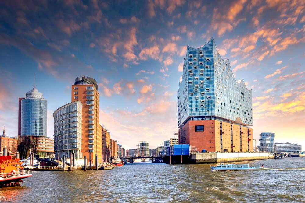 Die Elbphilharmonie in Hamburg vom Wasser aus gesehen