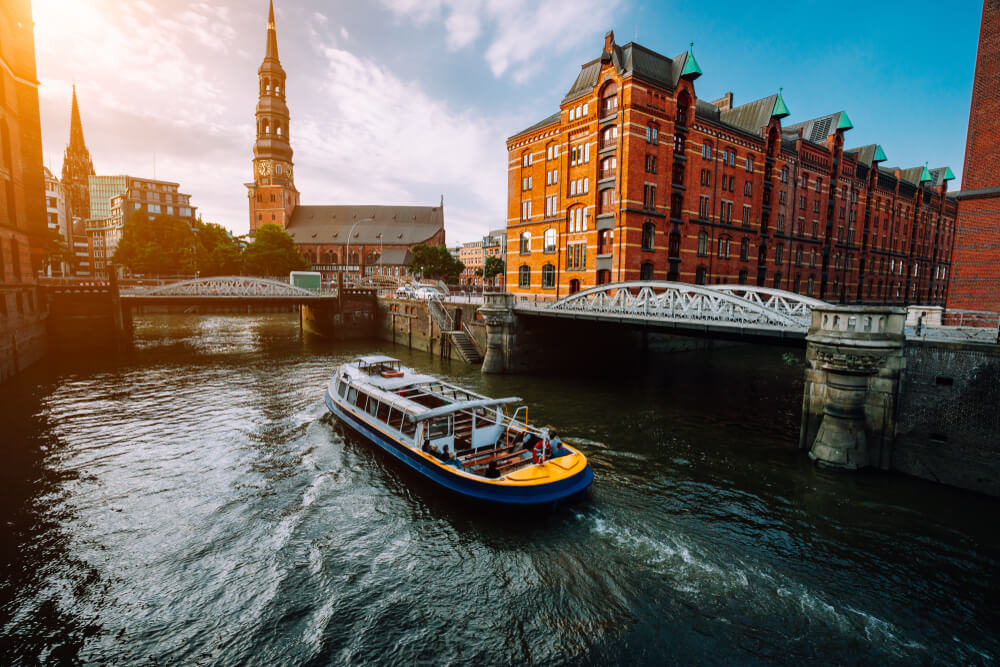 Ausflugsboot auf einer Fleetfahrt in Hamburg