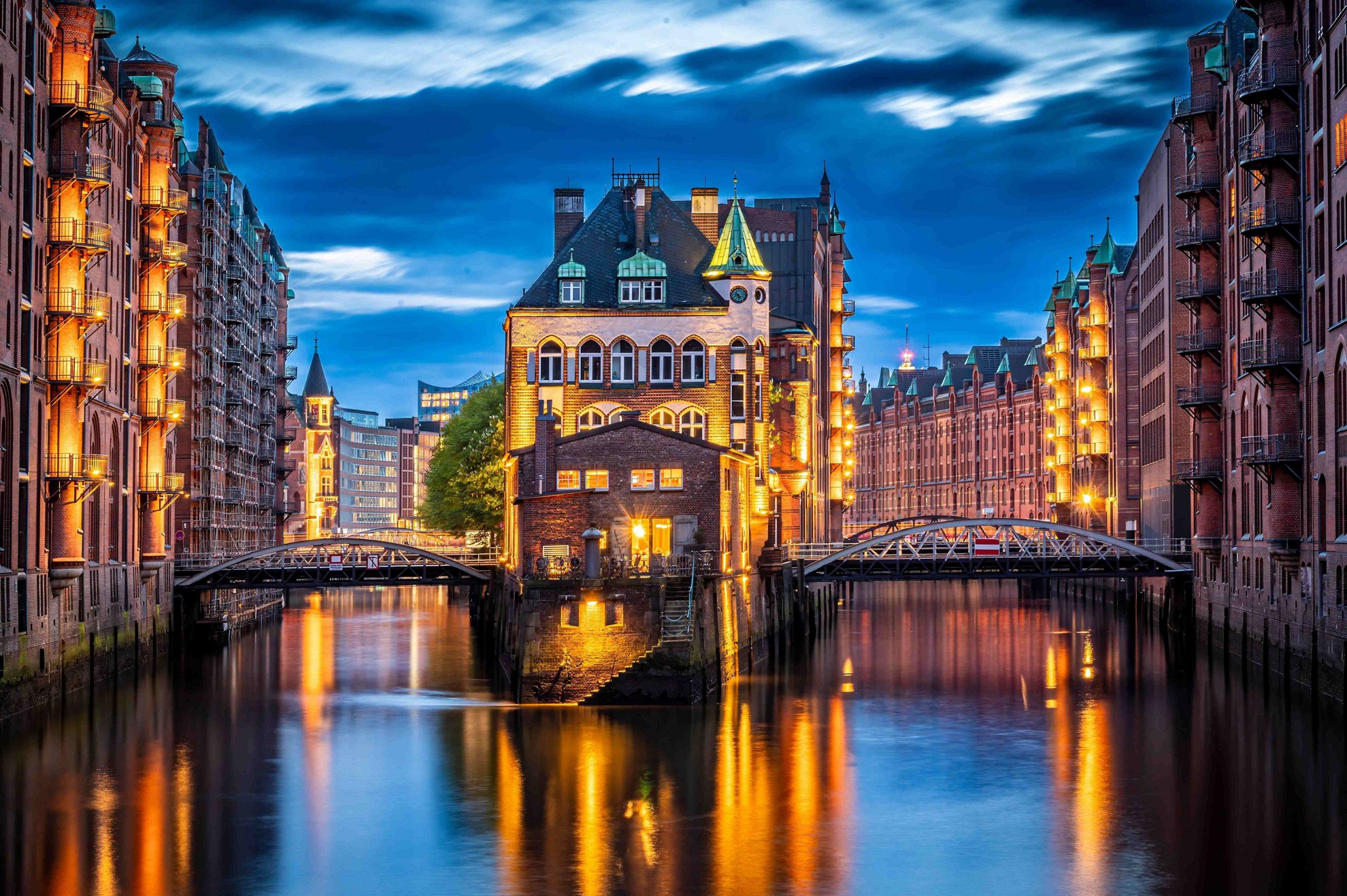 Das Wasserschloss in der Hamburger Speicherstadt bei abendlicher Beleuchtung
