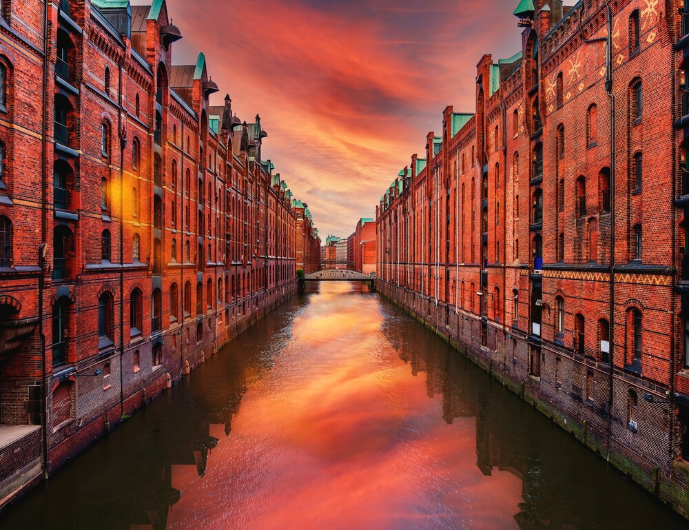   Fleet in der Hamburger Speicherstadt in der Dämmerung mit intensiven Rottönen