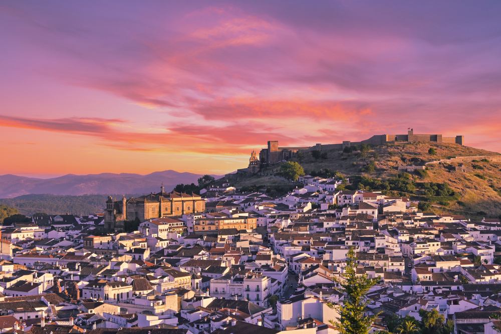 Herbsturlaub im Warmen: andalusisches Bergdorf in der Abenddämmerung