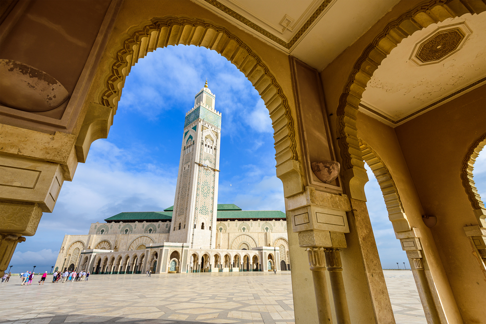 Herbsturlaub im Warmen: schöne marrokanische Moschee im Sonnenschein.