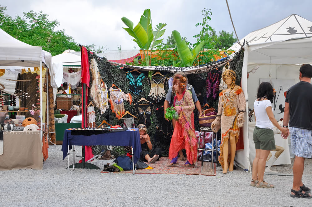 Ibiza Unternehmungen: Stände auf dem Hippiemarkt von Las Dalias
