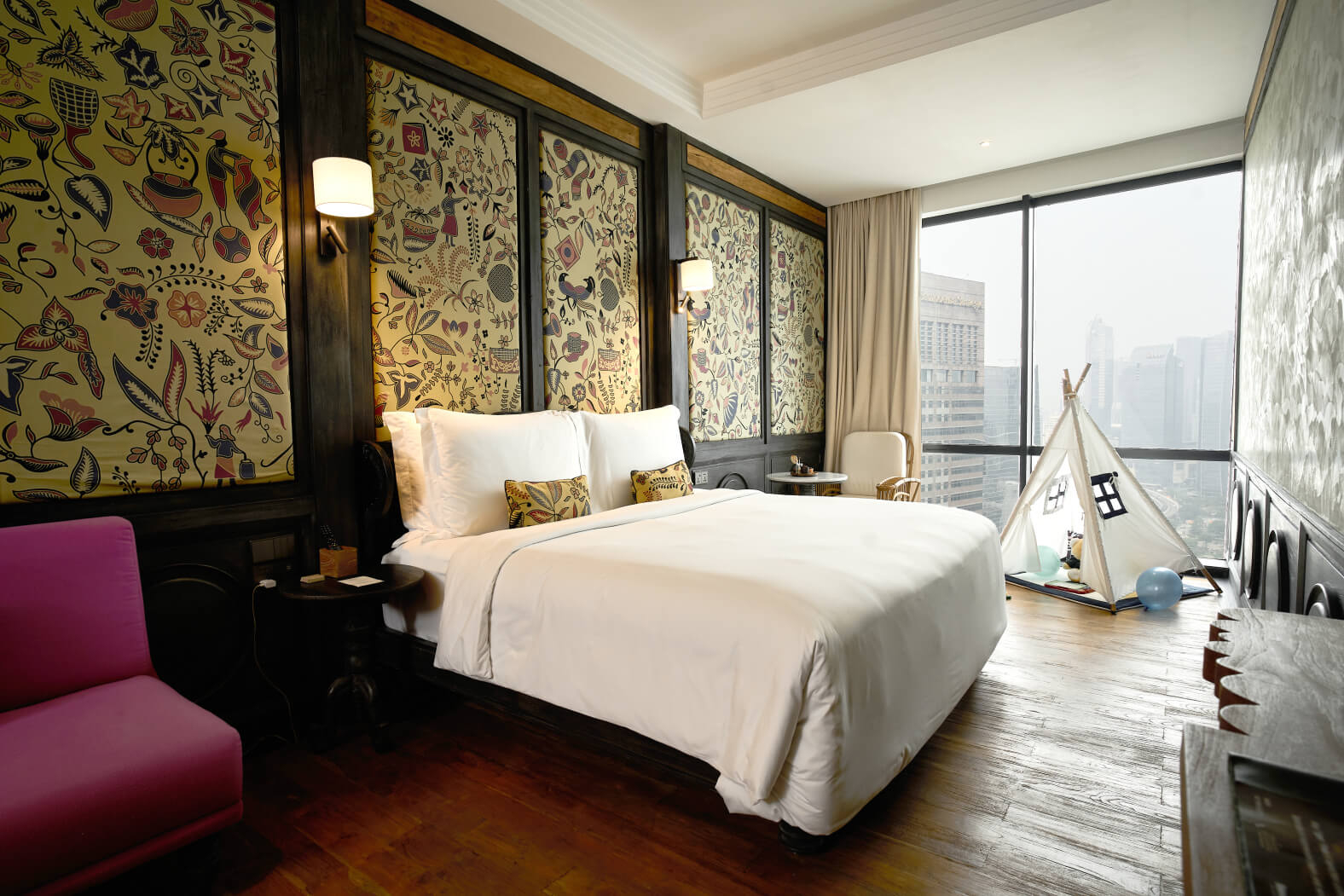 Hotelzimmer in Jakarta, mit Batik-Stoffen dekoriert