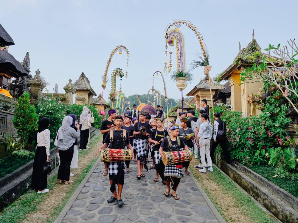 Prozession zum hinduistischen Galungan-Fest auf Bali, Indonesien