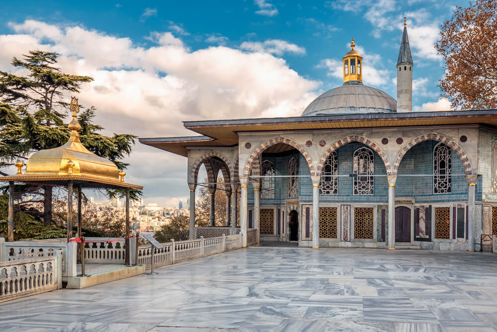 Istanbul Sehenswürdigkeiten: Topkapi-Palast und seitlicher Blick über die Stadt.