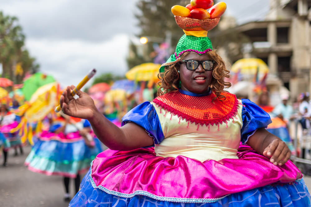 Karneval Dominikanische Republik: ein Mann im traditionellen Robalagallina-Kostüm.