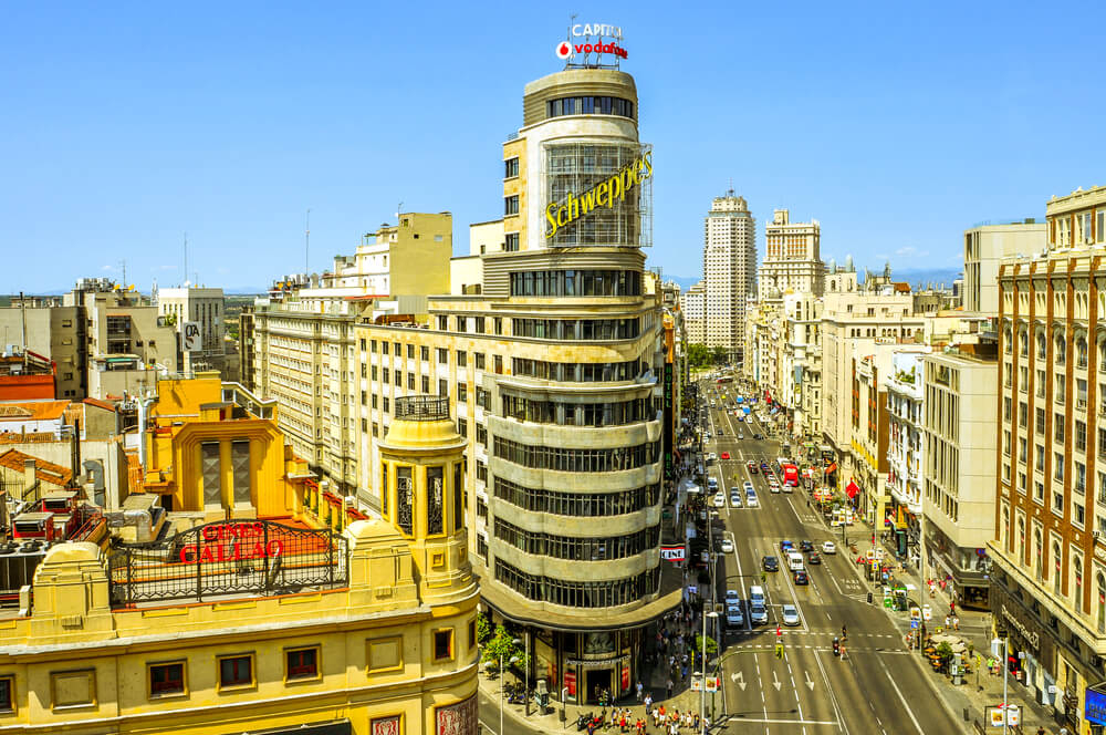 Ubicado en el edificio Carrión diseñado y construido por los arquitectos Luis Martínez-Feduchi y Vicente Eced y Eced.​