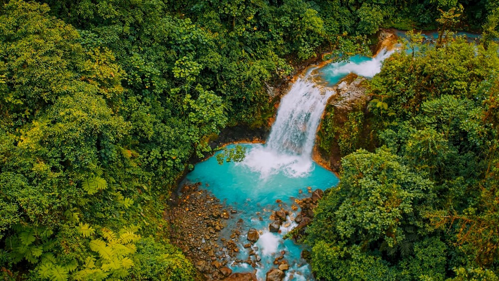 Länder mit tropischem Regenwald: Urwald in Costa Rica mit Wasserfall